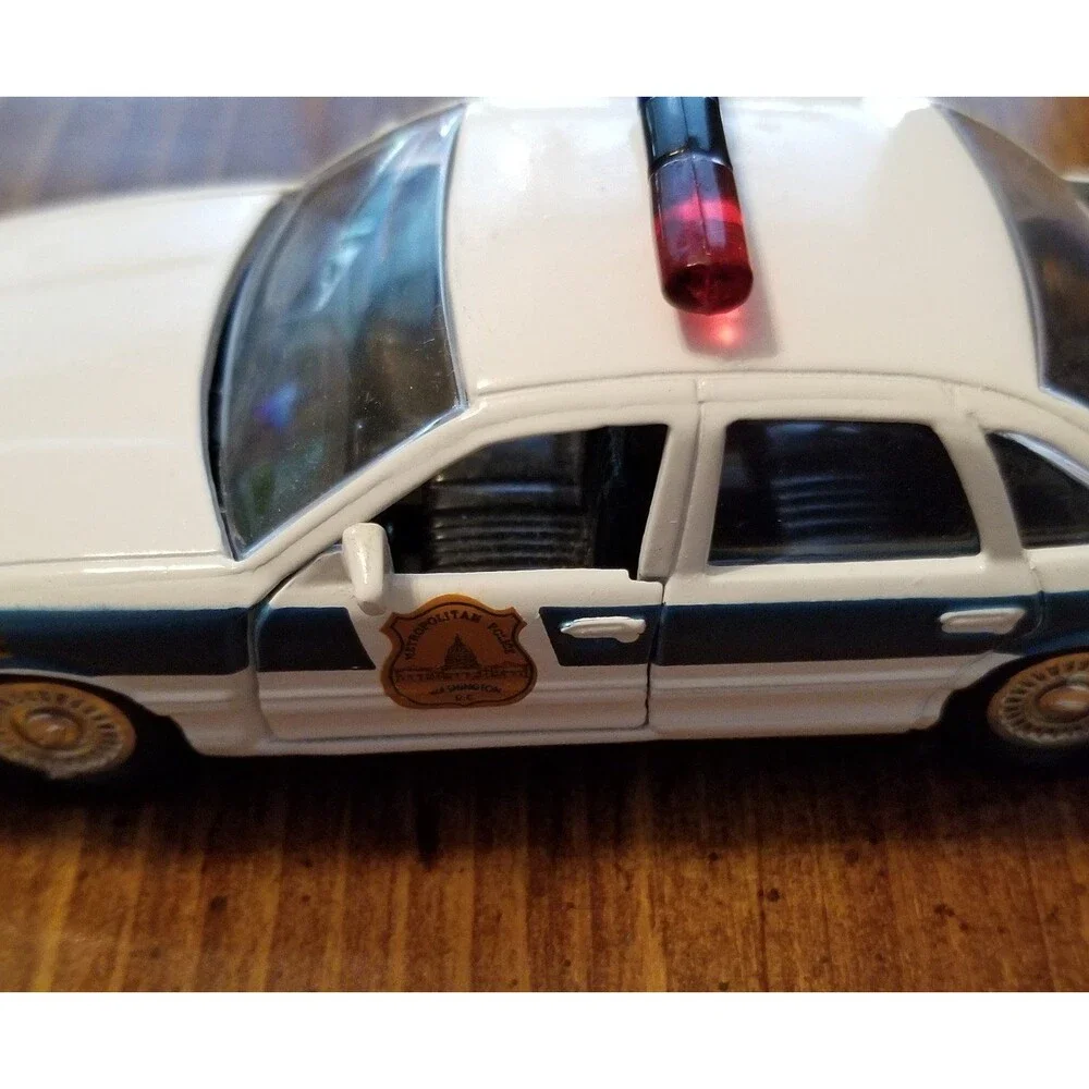 Washington D.C Metropolitan Police Road Champs die cast police car 1:43 scale